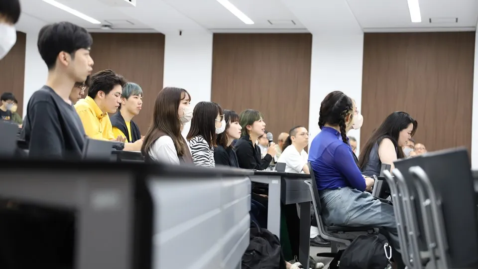 質問をする学生