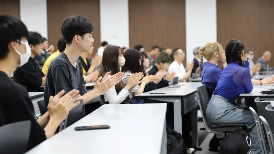 講演終了時には拍手喝采