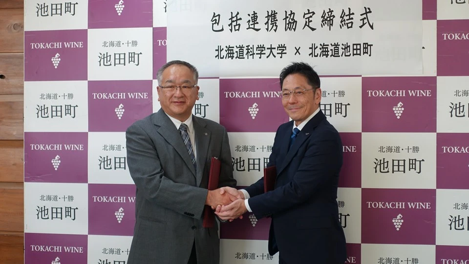 北海道科学大学 学長 川上 敬氏と池田町長 安井 美裕氏の記念写真