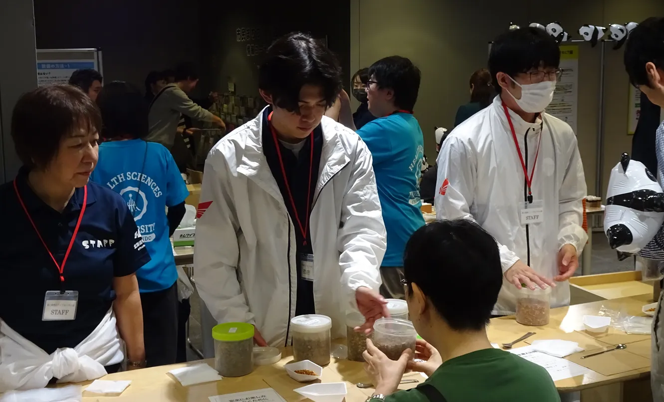 薬物乱用防止局が「薬と健康のクイズ＆パネル展」で生薬入浴剤体験