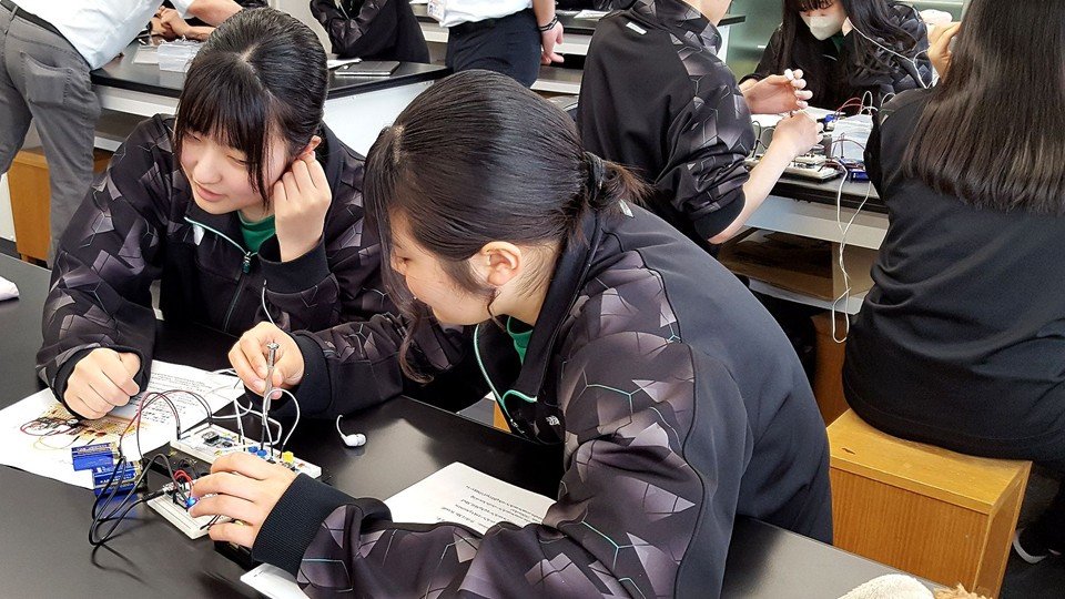 北海道科学大学高校の「理科実験」で電気電子工学科 佐々木 正巳教授が
