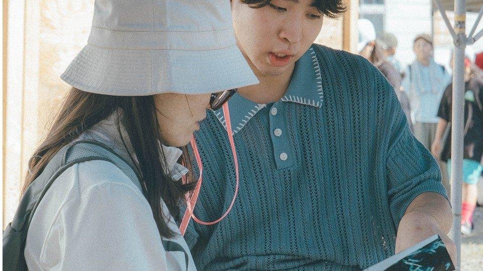 配布冊子について説明をするメタバースプロジェクトの学生