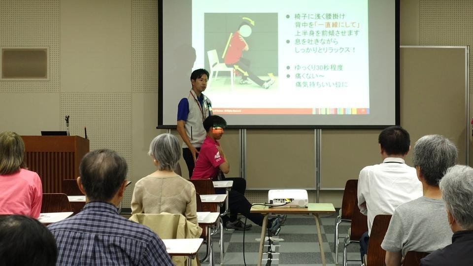 「腰痛予防教室」をする井野 拓実 先生