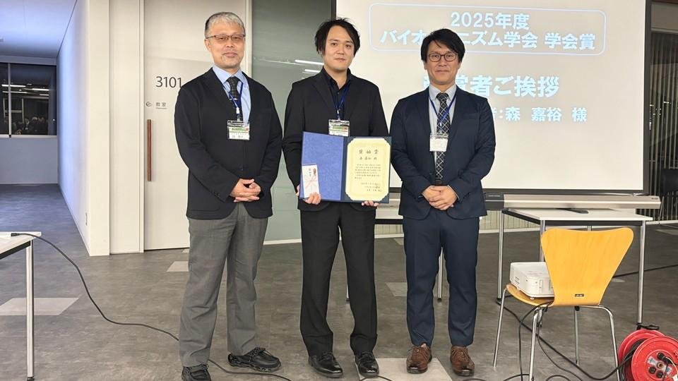 昆教授、森 嘉裕さん、春名教授