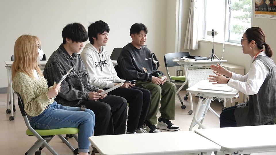 学生たちが女性職員にインタビューする様子