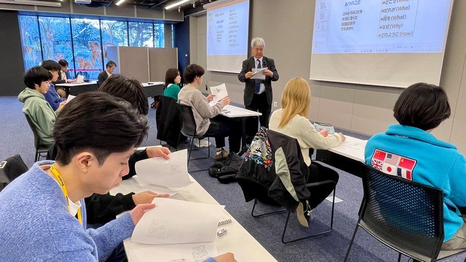 学生たちがレクチャーを受ける様子