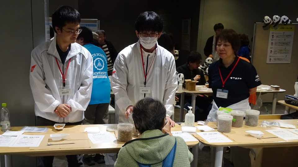 薬物乱用防止局が「薬と健康のクイズ＆パネル展」で生薬入浴剤体験
