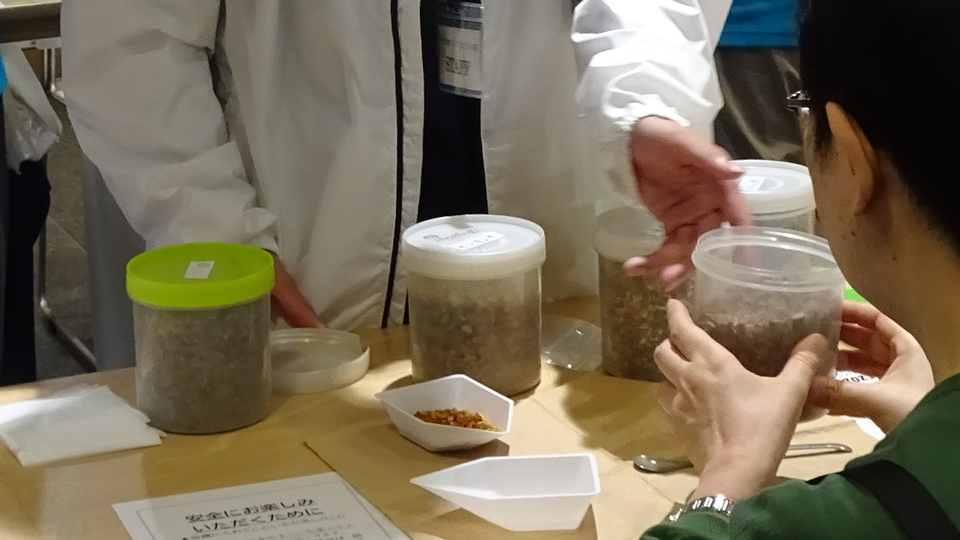 薬物乱用防止局が「薬と健康のクイズ＆パネル展」で生薬入浴剤体験