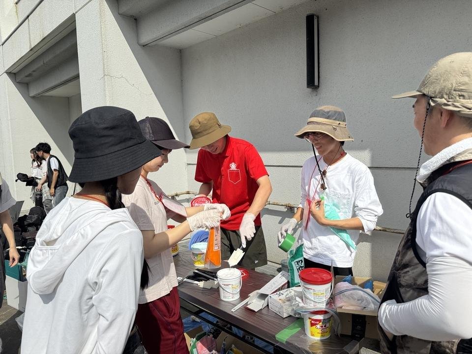 絵具とボンドを調合