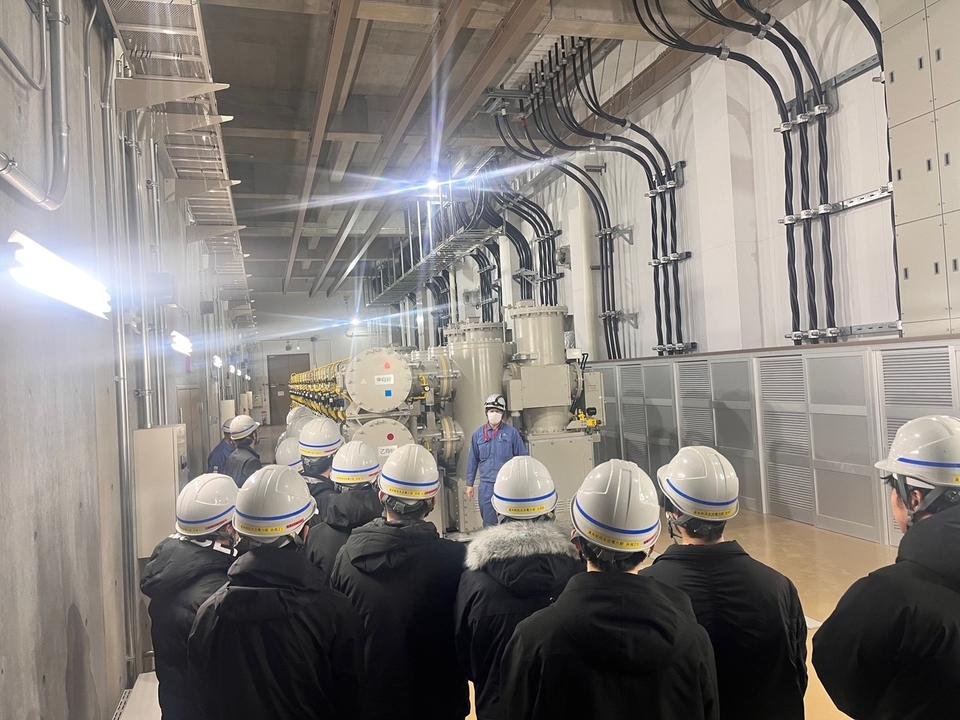 【北見市発】電気通信省 札幌電気通信工作工場 電話機 No.8474 1951年製 茶色 (E2802ayayY) 小樽の半鐘に父の刻印 寄贈者の長男・83歳新沼さんが初対面 「見られて