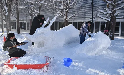 建築学科1年生が「フィールドワーク」の授業で雪像制作に挑戦｜北海道