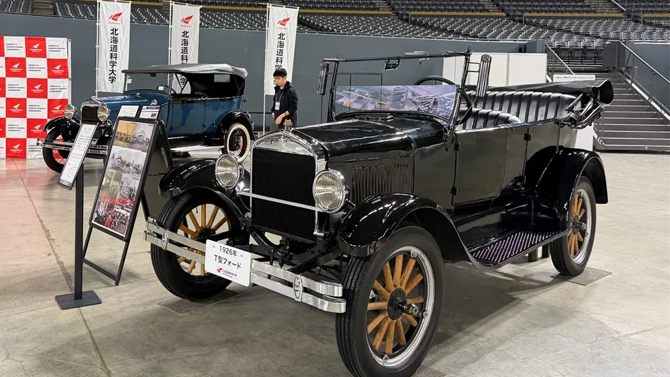 1926年製 T型フォード(手前)、1929年製 A型フォード(奥)