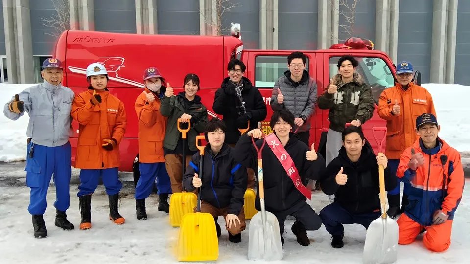 地域貢献】都市環境学科の雪かき隊が手稲消防団と連携し、消火栓の除雪