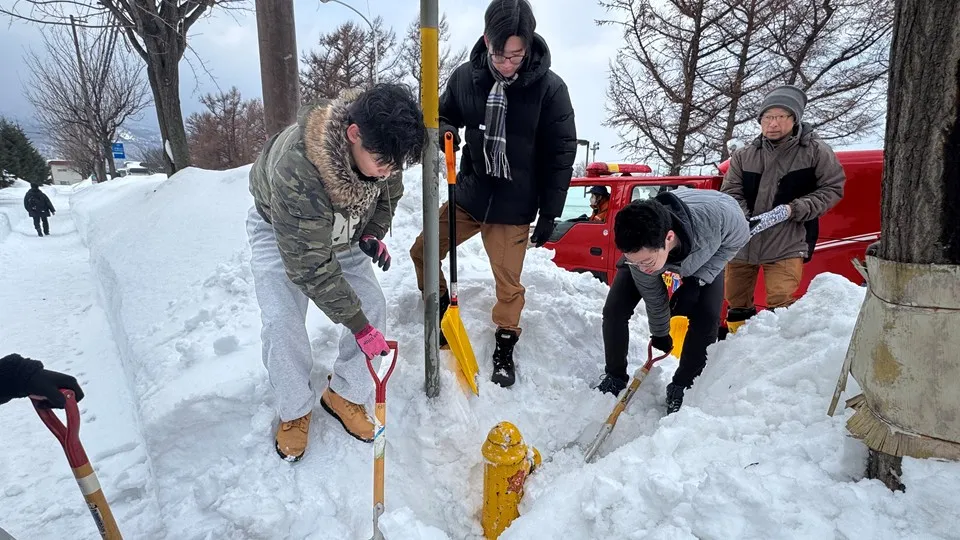 地域貢献】都市環境学科の雪かき隊が手稲消防団と連携し、消火栓の除雪