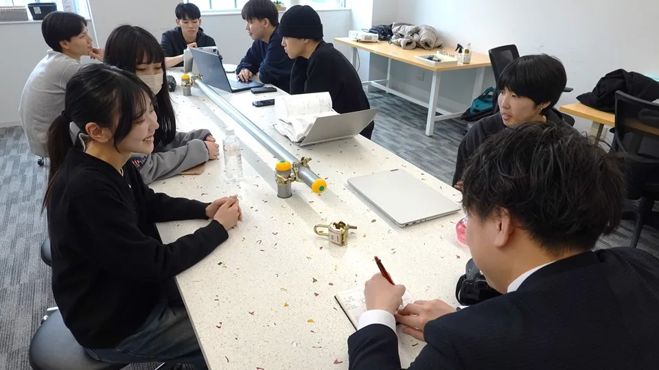 取材を受ける長谷川ゼミの4年生（写真左側手前から西川 凜花さん、伊藤 愛奈さん、右側手前 漆 唯真さん）