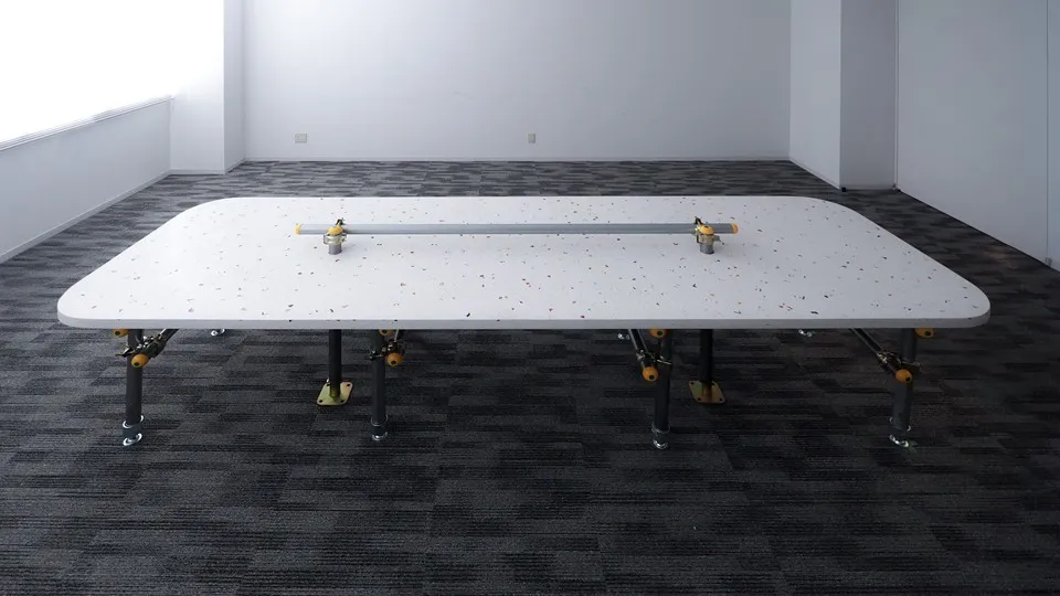 製作したミーティングテーブル（©山元 隆志）