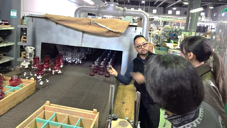 仕上げ材に用いた廃棄ガラス提供の「深川硝子工芸」工場見学の様子