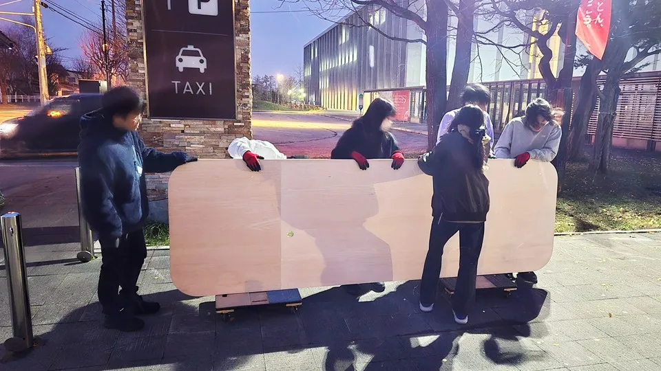 天板下地の制作をお願いした「鷲尾ウッドワーク」による天板搬入の様子