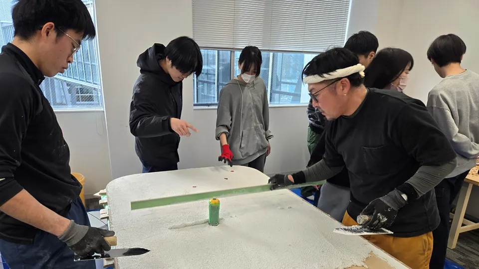 天板仕上げの制作をお願いした「中屋敷左官工業」による左官打設の様子