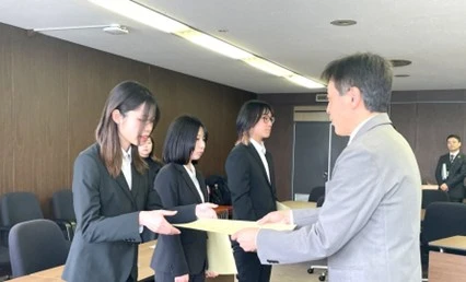 札幌市✕大学連携｜自転車通行を示す「矢羽根型路面表示」チラシを学生