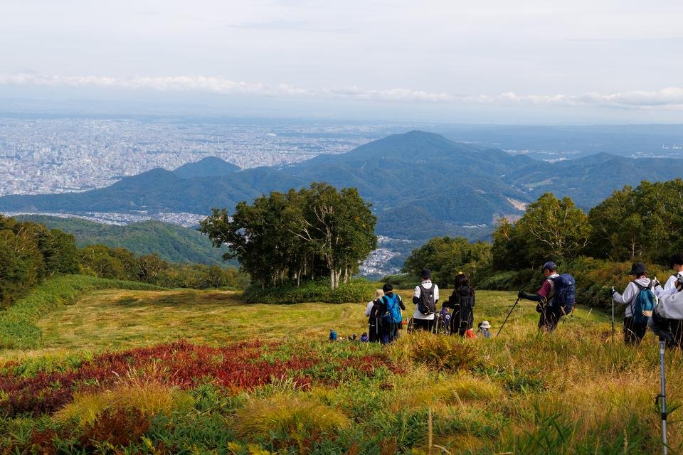 眼下に広がる札幌の街並みと藻岩山