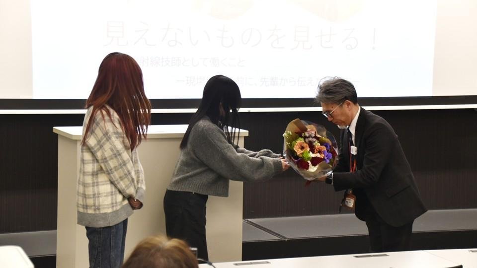 花束贈呈の様子