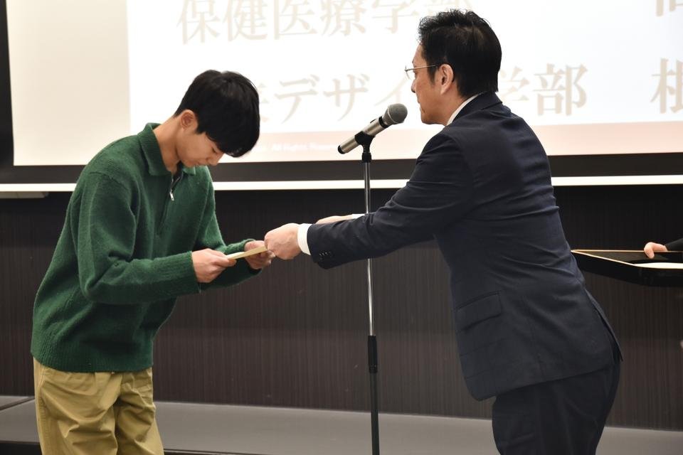 代表して修了証を受け取るコンカレント生1