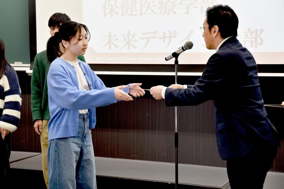 代表して修了証を受け取るコンカレント生3