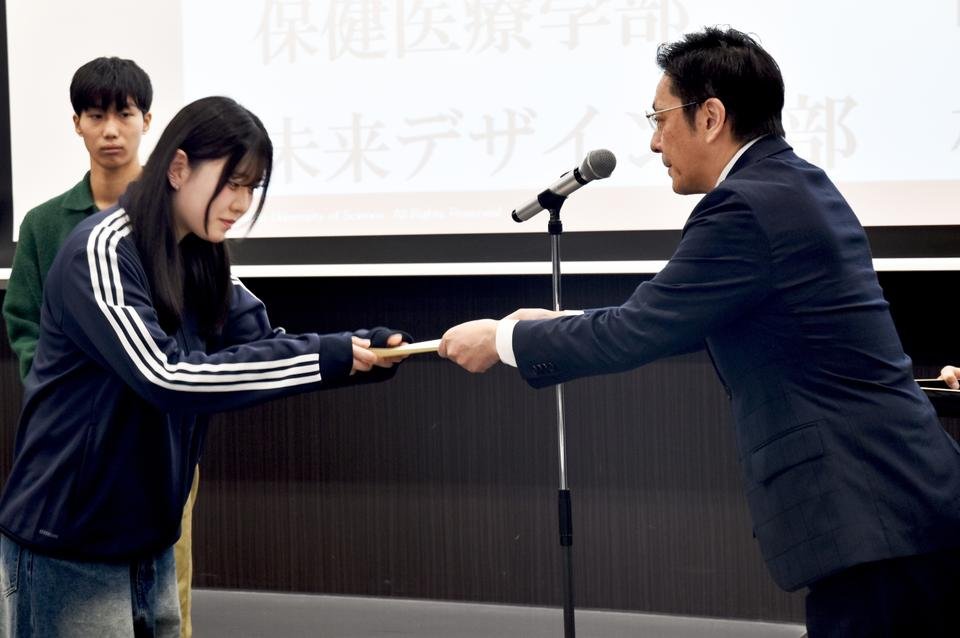 代表して修了証を受け取るコンカレント生4