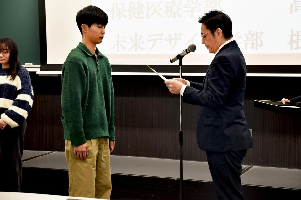 修了証を受け取るコンカレント生