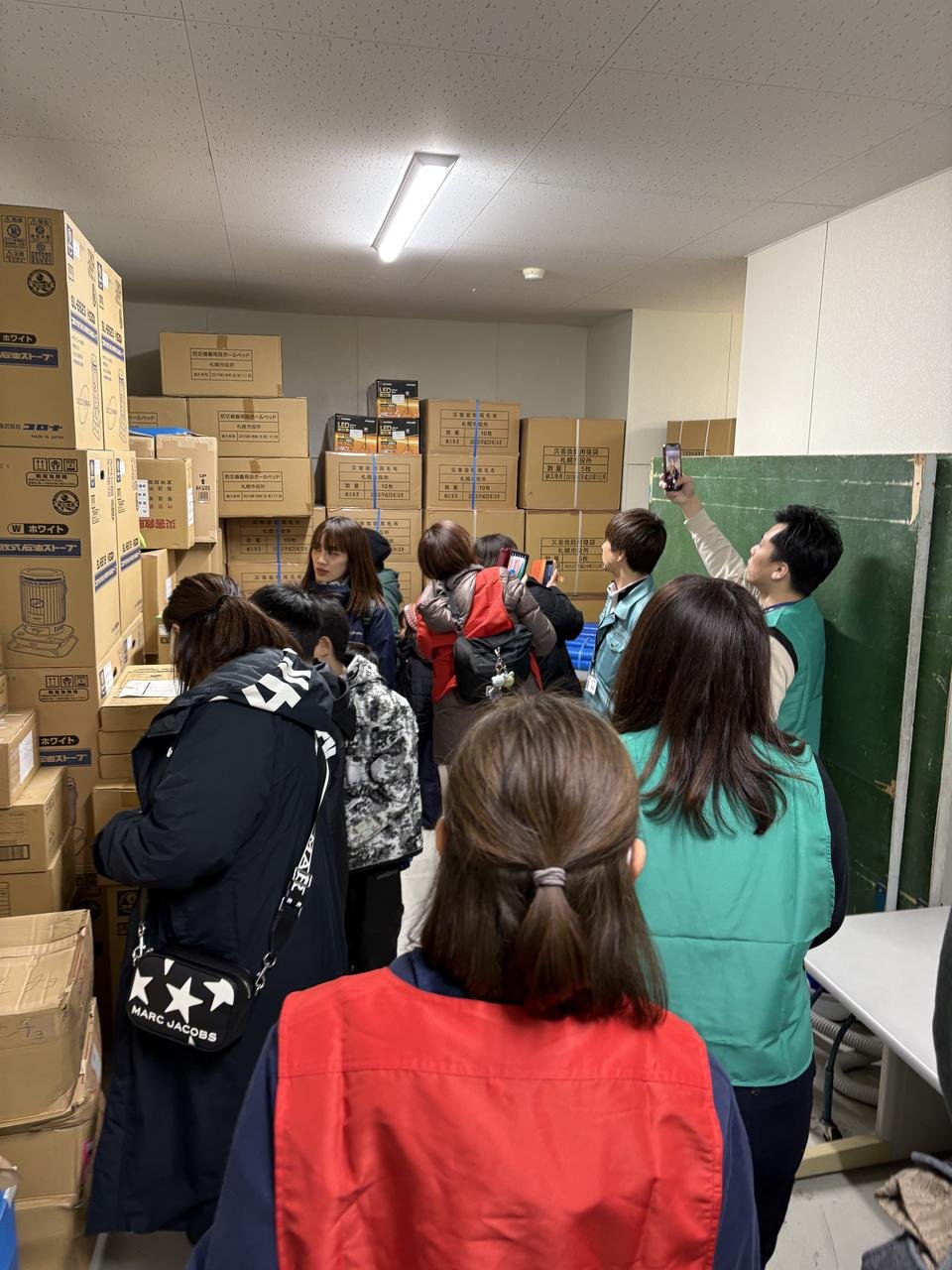 備蓄庫の見学の様子