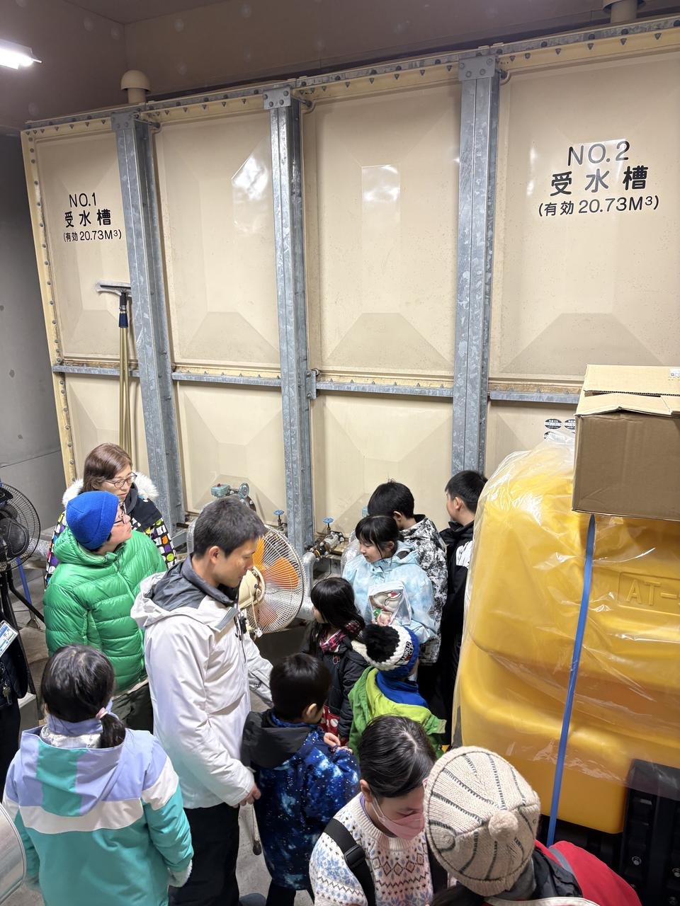 貯水槽の見学の様子
