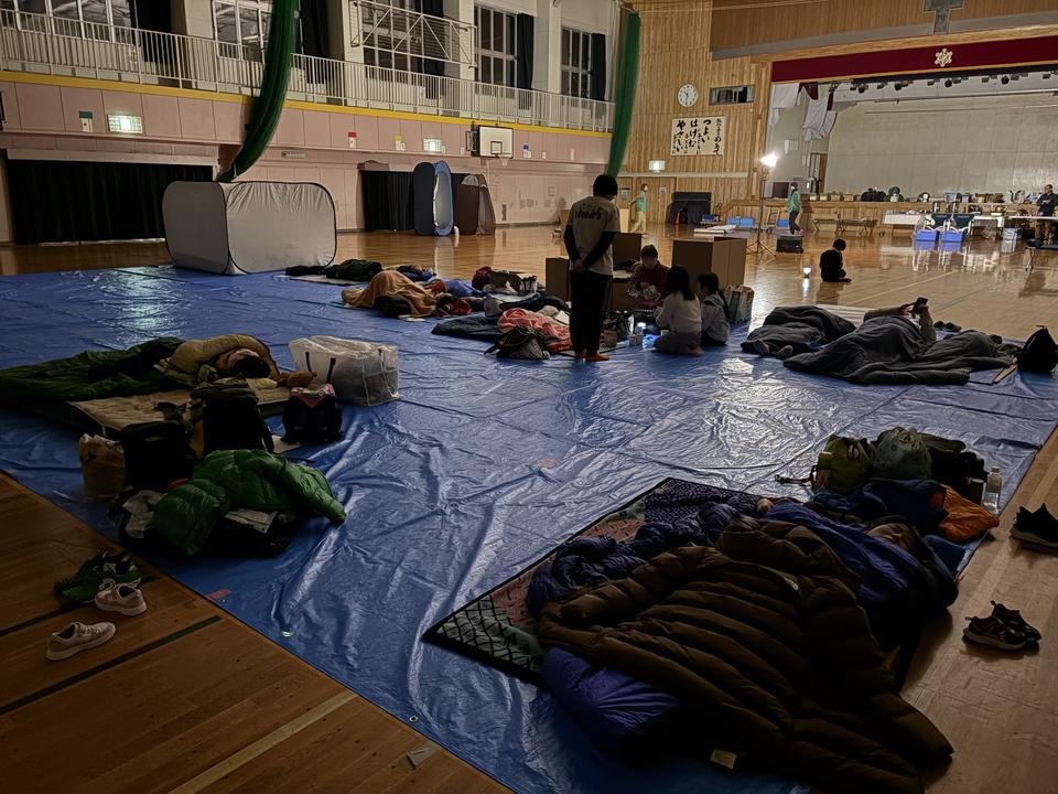 照明が落とされた様子