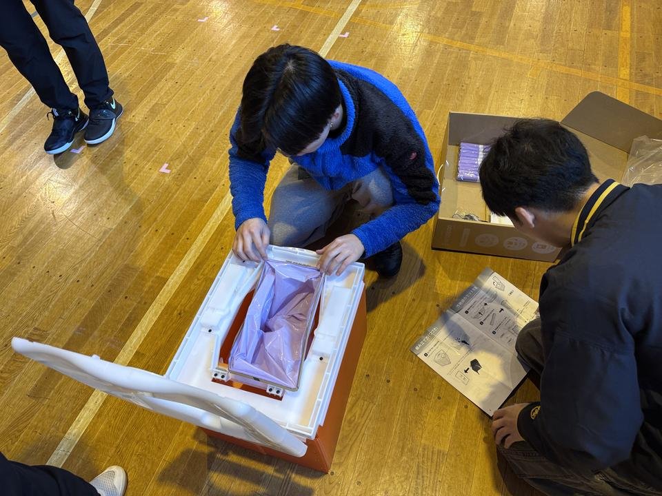 説明書を見ながら準備する様子