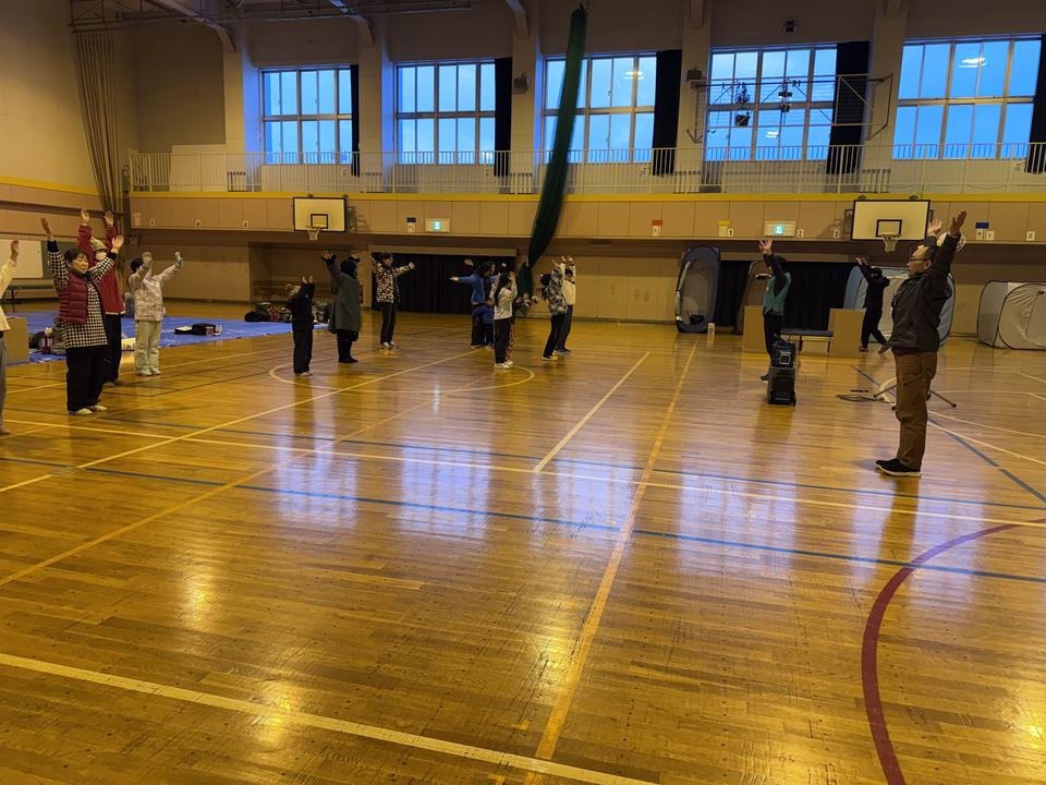 みんなでラジオ体操をする様子