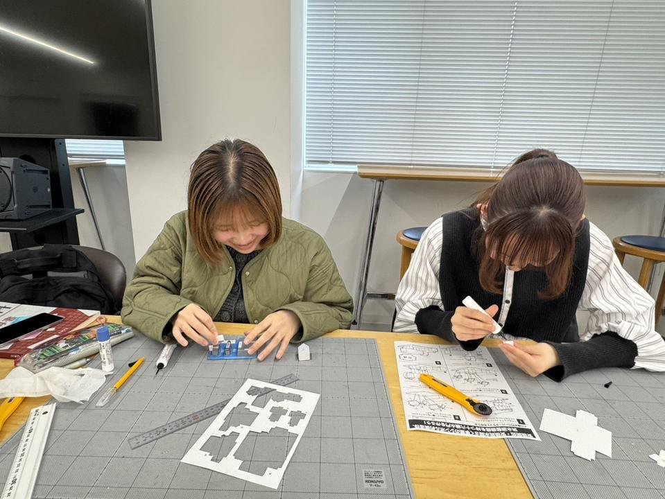 ペーパークラフトを作成している様子