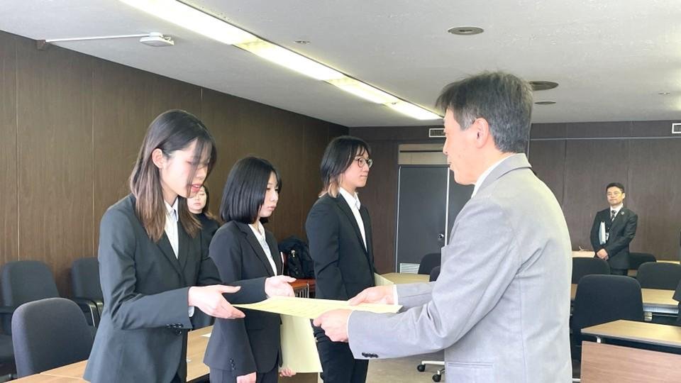 札幌市✕大学連携｜自転車通行を示す「矢羽根型路面表示」チラシを学生