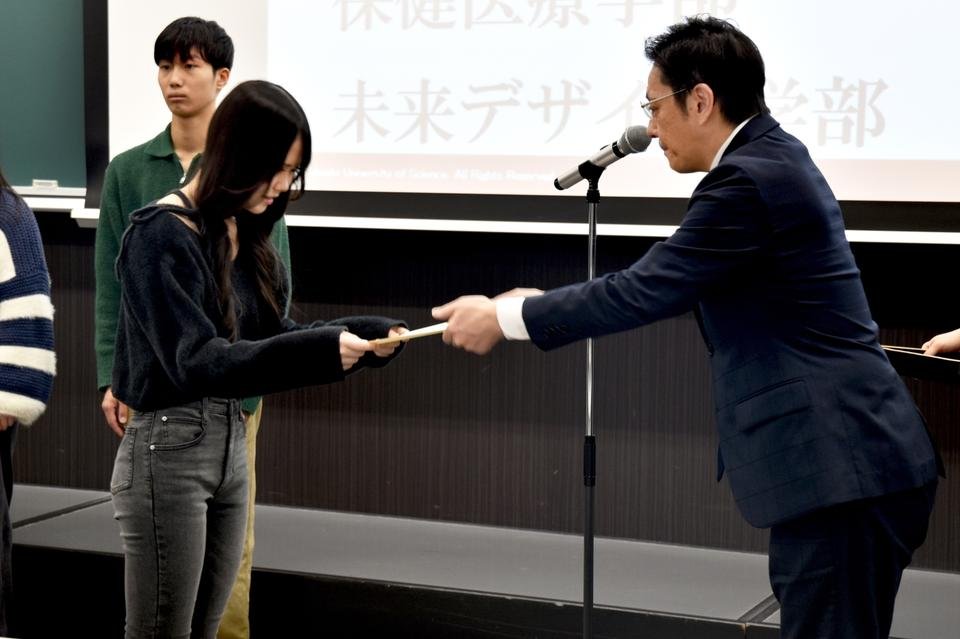 代表して修了証を受け取るコンカレント生5
