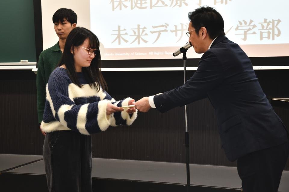 代表して修了証を受け取るコンカレント生2